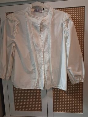 LA LAVON OFF WHITE TUXEDO  TYPW BUTTON UP BLOUSE WITH EYELIT TRIM THROUGHOUT